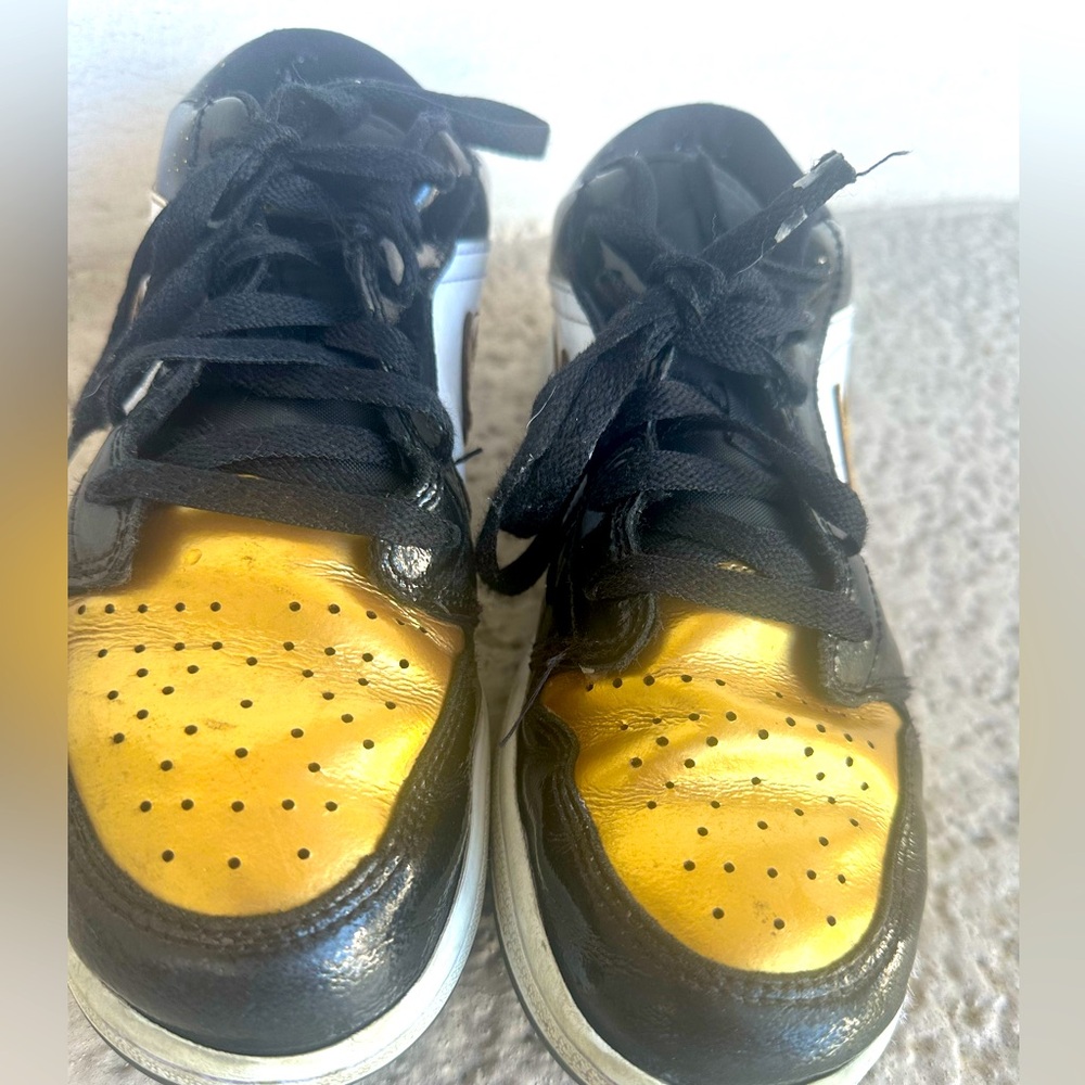 Nike Air Jordan 1 Low SE GS
Black Metallic Gold 6Y
Womens NOLID DR6970-071